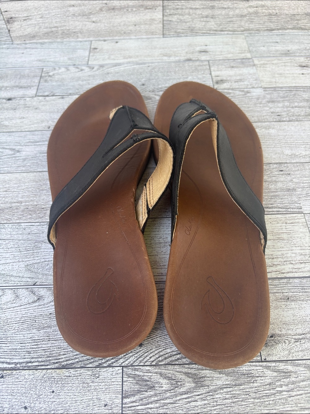 Olukai lala Black Leather Thong Sandals for Women - Classic Slip-On Style - Picture 4 of 6